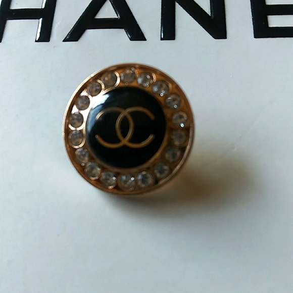 One Authentic CHANEL Button - Picture 4 of 7
